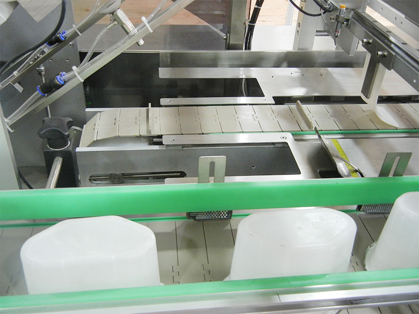 Box packing machine for desiccant